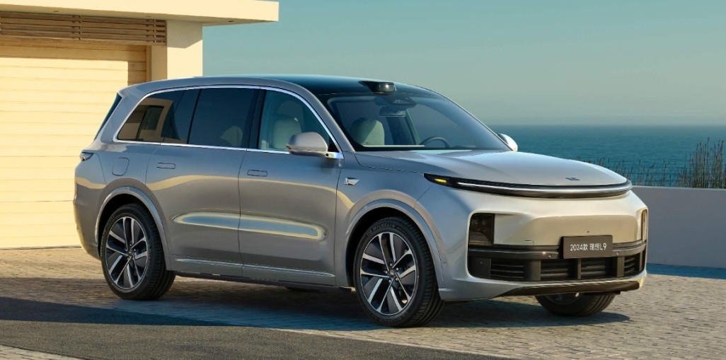 Experimente o futuro da condução com o Lixiang L9, o carro-chefe do sedã elétrico com tecnologias avançadas e design impressionante.