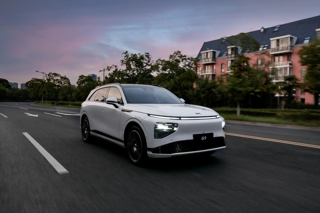 Xpeng G9 SUV elétrico de 15,6 polegadas com tela sensível ao toque e painel de instrumentos de 12,3 polegadas