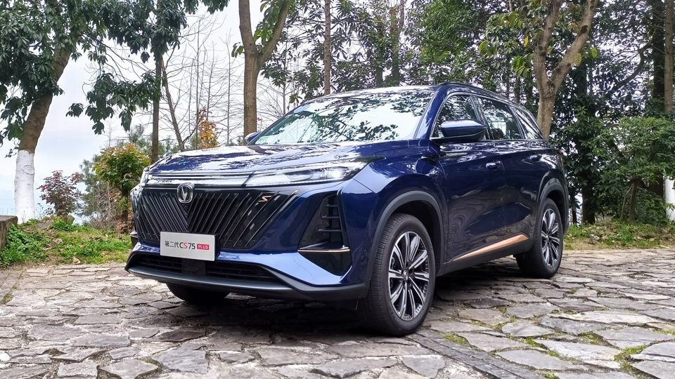 Compacto Changan Carro a gasolina 5 portas 5 lugares CS75 Plus SUV Tração dianteira