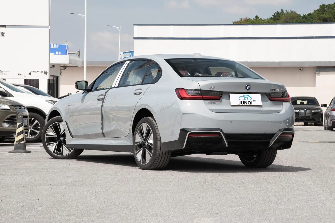 Melhore a sua viagem com a tecnologia de luxo e sustentabilidade do carro elétrico BMW em um