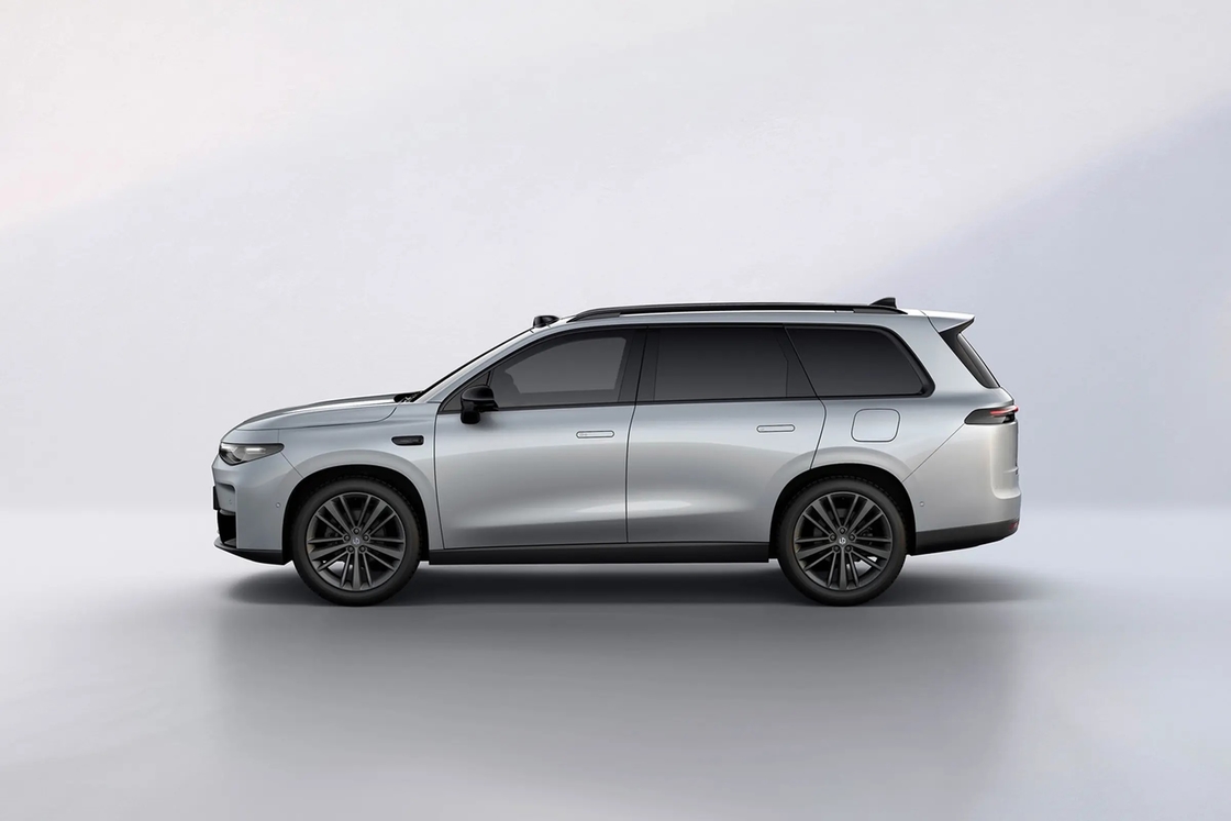 Leapmotor Carro Elétrico C16 Um SUV médio a grande com uma grade de entrada de ar trapezoidal e seis opções de cores de carroceria