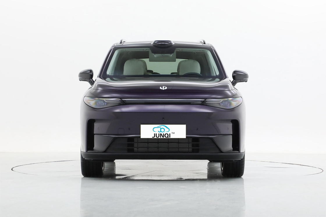 Leapmotor Carro Elétrico C16 Um SUV médio a grande com uma grade de entrada de ar trapezoidal e seis opções de cores de carroceria